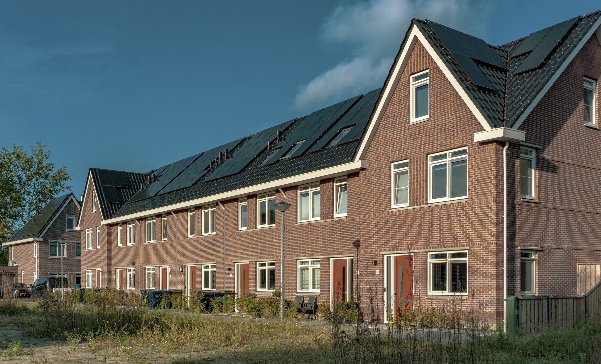 Nieuwbouw rijtjeshuizen met zonnepanelen op het dak